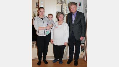 Bild: lk
Die Jubilarin mit Gratulanten von links:	Enkelin Vanessa Götz mit Tochter und Urenkelin Kinberby Kaltenecker, 		die Jubilarin Ingrid Götz und 1. Bürgermeister Lothar Müller.