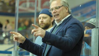 Bild: gb
Chefcoach Ken Latta (vorne) und Co-Trainer Florian Zellner geben bei den Blue Devils auch in der Saison 2019/20 den Takt an. Vor dem Match am Freitag gegen Höchstadt (7:6 in der „Overtime“) wurden die Vertragsverlängerungen bekanntgegeben.