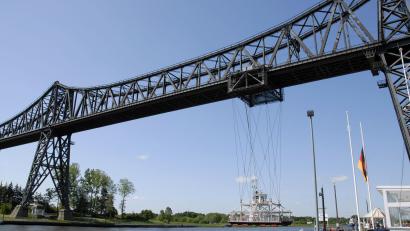 Bild: Christian Hager/dpa
Die Hochbrücke mit der Schwebefähre über den Nord-Ostsee-Kanal bei Rendsdurg.