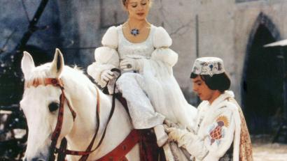 Bild: WDR/Degeto
Unvergesslich: Die Schlussszene wurde im Hof der Burg Svihov gedreht. Der Prinz (Pavel Trávnícek) passt Aschenbrödel (Libuse Safránková) den verlorenen Schuh an.