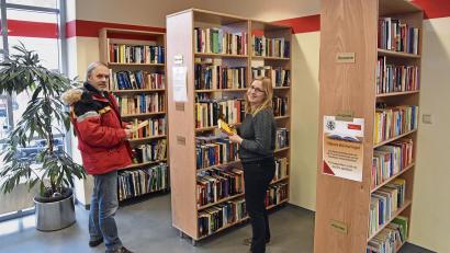 Bild: oy
Karina Weiß und Martin Franitza von der Interessengemeinschaft Freunde Rosenbergs sehen im öffentlichen Bücherschrank eine echte Erfolgsgeschichte.