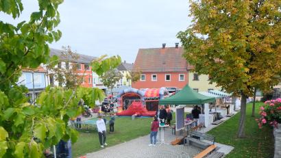 Archivbild: Fred Lehner
Die Marktplatzanlage bietet reichlich Gelegenheit zum Einkaufsbummel, Tische und Bänke laden zum Verweilen ein. Ein idealer Festplatz.