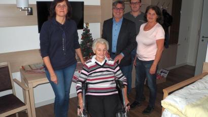 Bild: gz
Bürgermeister Reiner Gäbl überbringt Berta Demleitner im Beisein von Maria Klug, Christoph und Ilona Demleitner (v.r.) die Weihnachts- und Neujahrsgrüße der Gemeinde.