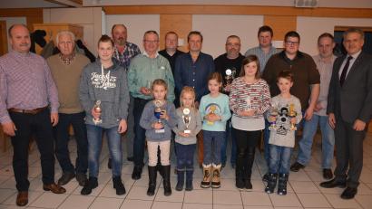 Bild: jr
Unser Bild zeigt die Vereinsmeister im Geflügel des Kleintierzuchtvereins Mitterteich, mit Vorsitzenden Ludwig Grillmeier (links) und Bürgermeister Roland Grillmeier (rechts).