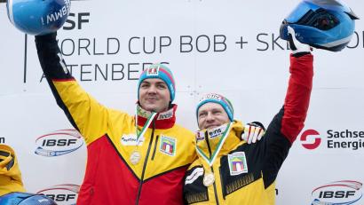 Bild: Sebastian Kahnert/dpa
Bob-Anschieber Simon Wulff (l) ist nach seiner Dopingsperre zurück im Team von Rekordweltmeister Francesco Friedrich. (Archivbild)