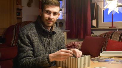 Bild: lue
Tobias Damberger hat die gleiche Leidenschaft wie sein Vater, er sammelt gerne „alte Dinge“. In einer Schachtel verwahrt er Feldpostkarten aus der Zeit des Ersten Weltkrieges.