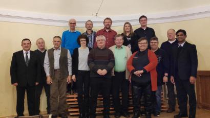 Bild: kaz
Stadtpfarrer Konrad Amschl (links), Pater Joseph (rechts) und Vorsitzender Roland Sächerl (hinten rechts) gratulieren den Jubilaren für 25, 40 und 50 Jahre Mitgliedschaft.