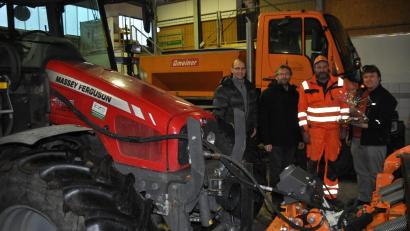 Bild: ak
v.l. Ely Eibisch, Hermann Schraml, Armin Wöhrl, Markus Lehner
in der Fahrzeughalle