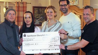Bild: lst
Der komplette Erlös der 4.0-Freundes-Party von „just friends“, insgesamt 1.000 Euro, geht an an den Verein „Karolina". Darüber freuen sich (von links) Stefan Ott, Stefanie Sperrer, Tina Kiener, Ralf Kiener und Marcus Fritsch.