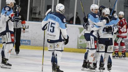 Bild: gb
Die Blue Devils kommen derzeit nicht aus dem Jubeln raus. In Regensburg feierte der Eishockey-Oberligist den dritten Sieg in Folge und den siebten Erfolg aus den letzten acht Spielen.