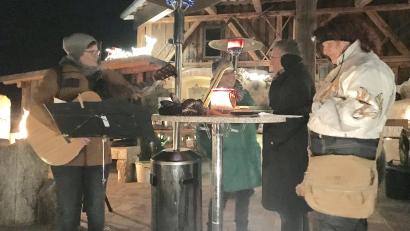 Bild: Evi Dutz/exb
Mit der Gitarre und adventlichen Weisen trug Theresa Uhl zur Stimmung bei. Toni Dutz (Zweiter von links) ergänzte die nächtliche Stunde mit Wortbeiträgen.