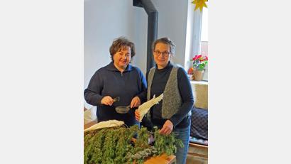Bild: exb (Susanne Lehner)
Die zertifizierten Kräuterführerinnen Cornelia Stahl (links) und Susanne Lehner (rechts) mit traditionellen Räucherpflanzen für die Rauhnacht am Freitag, 4. Januar in Tirschenreuth.