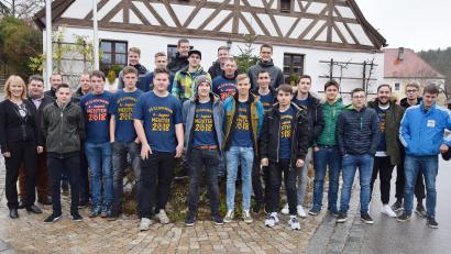 Bild: no
Die A-Jugend mit den Bürgermeistern Brigitte Bachmann und Dieter Dehling (von links) sowie Trainer Bernd Ibler (mittlere Reihe, Vierter von links) und Betreuer Markus Leipold (vorne, Sechster von links).
