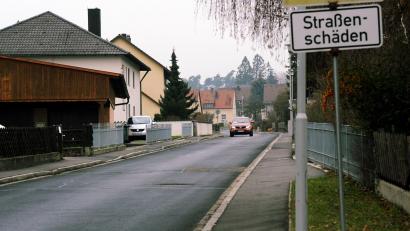 Bild: gf
Mit geschätzten 200.000 Euro soll die Oberdecke der Häringloher Straße in Poppenricht erneuert werden.