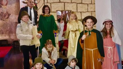 Bild: ise
Karl Koller (hinten, links) hat mit zehn Mädchen ein stimmungsvolles Krippenspiel einstudiert. In der Kinderchristmette in der vollbesetzten Pfarrkirche spielen sie stimmungsvoll die Herbergssuche.
