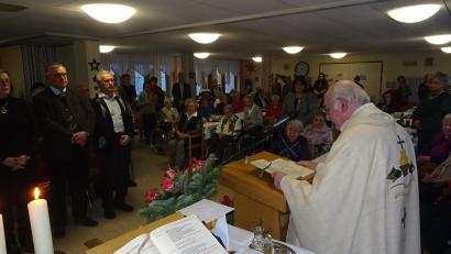 Bild: hm
Auch im Alten- und Pflegeheim Sankt-Johannis-Stift feierten die Heimbewohner mit zahlreichen Gästen die von Pfarrer Josef Höning zelebrierte Christmette.