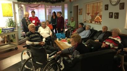 Bild: myd
Im Seniorenheim St. Sebastian in Grafenwöhr wurden die Senioren mit kleinen Geschenken bedacht. Dazu überreichte AsF-Vorsitzende Conny Spitaler (stehend Zweite von links) eine Spende für das Haus an Heimleiterin Brigitte Adam (stehend links),