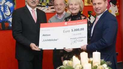 Bild: Gabi Schönberger
Seit 24 Jahren und damit seit der Geburtsstunde unterstützt die Sparkasse die Hilfsaktion „Lichtblicke“: (von links) Josef Pflaum, Martin Staffe, Elisabeth Wittmann und Gerhard Hösl.