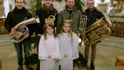 Bild: rn
Ein Bläserensemble gestaltet die Waldweihnacht an der Maria-Hilf-Bergkirche musikalisch und zwei Engel überbringen himmlische Grüße.