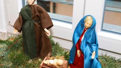 Bild: njn
Auf Fensterbänken, in Nischen und Tischen haben die Museumsmitarbeiter liebevoll die Krippen trapiert. Wie auf dem Bild ein Arrangement aus Maria, Josef und Jesukind, gefertigt aus Wachs und Stoff.