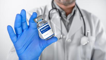 Symbolbild: Giovanni Cancemi - stock.adobe.com
Vor dem Landgericht Amberg muss sich ein 42-jähriger Oberpfälzer verantworten, der an den Kliniken in Passau und Amberg das Schmerzmittel Morphin gestohlen und sich selbst gespritzt haben soll.