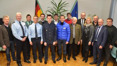 Bild: dob
Zum letzten Mal war diesmal Erster Polizeihauptkommissar Wolfgang Franz von der Bundespolizei (Zweiter von links) dabei. Er stellte mit Polizeioberrat Gerhard Höfler (Vierter von links) den neuen Leiter vor. Ein neues Gesicht gibt es auch bei der Grenzpolizeiinspektion mit Gerhard Lutzenberger (Sechster von links).