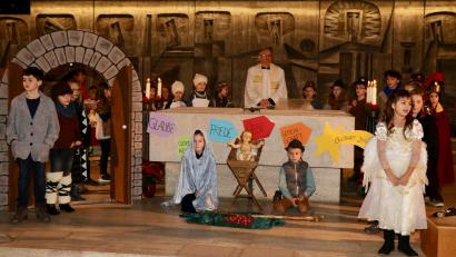 Bild: ads
Alle Jahre wieder zieht das ansprechende traditionelle Krippenspiel vor schöner Minikulisse in der Pfarrkirche St. Michael zur Kinderchristmette eine enorme Besucherzahl an.