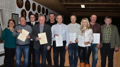 Bild: fjo
Hans Preßl, Max Voit, Eugen Frölich, Franz Peintinger, Gregor Jäger, Kerstin Krämer-Höreth und Michael Bogner (von links, mit Urkunden) lassen sich ihre Auszeichnungen für langjährige Treue nicht entgehen.