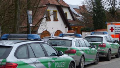 Archivbild: cv
In seinem Haus in Wernberg-Köblitz wurde Dieter Loew so schwer verletzt, dass er vier Wochen später den Folgen erlag. Ein Großaufgebot der Polizei suchte nach den Tätern und entsprechenden Spuren.