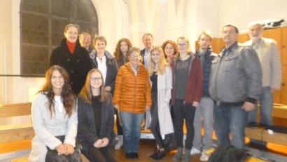 Bild: kwl
Die Gesangsklasse der Lehrbeauftragten an der Uni Regensburg, Gertrud Werner (links, stehend), begeistert mit sakralen Liedern in der Pfarrkirche St. Georg. Stadtchorregent Harald Bäumler begleitet einfühlsam und spielt auch eigene Soli.