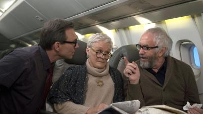 Bild: SquareOne Entertainment/dpa
Glenn Close (Mitte) spielt die Frau des Nobelpreisträgers als Joan Castleman. Jonathan Pryce (rechts) mimt den Ehemann Joe Castleman.