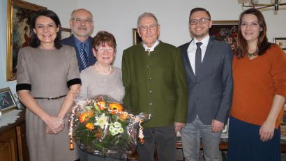 Bild: du
Josef Hoschopf freut sich an seinem 95. Geburtstag besonders über die Glückwünsche der Gemeinde. Er feiert mit (von links) Tochter Elisabeth, zweitem Bürgermeister Josef Robl, Gattin Ursula, Bürgermeister Ernst Lenk und Enkelin Julia.
