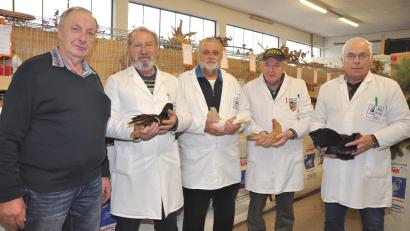 Bild: es
Die Preisrichter Josef Franz aus Kotzenbach, Josef Schießl aus Hundzell bei Kötzting, Dieter Korzendorfer aus Grundlitz und Anton Endler aus Mehlmeisel (von rechts) sind am Sonntagvormittag voll es Lobes über die züchterischen Leistungen. Ganz besonders freut das Vorsitzenden Johann Putzer (links).