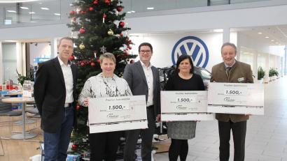 Bild: Andreas Köllner, Fischer Automobile GmbH
Betriebsleiter Roland Franz (links) und Geschäftsführer Thomas Fischer (Mitte) übergeben die Spenden an die Vertreter der drei Organisationen: Katrin Panek, Angelika Hiltl und Gernot Schötz (von links).