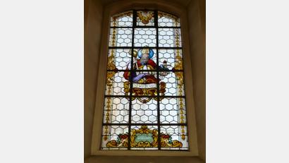 Bild: sh
Eines der sechs 100-jährigen bunten Fenster im Langschiff der Schnaittenbacher Stadtpfarrkirche St. Vitus.