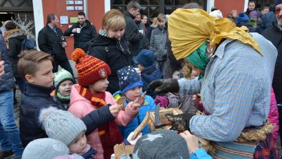 Bild: jr
Mit Brotresten gelingt es, die Waldspechte milde zu stimmen. Im Gegenzug gibt es Süßes für die Kinder.