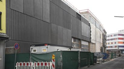 Bild: Petra Hartl
Fondara spricht von anthrazitfarbenen Kunststein, die Weidener sehen schwarzen Beton, auch in der Ringstraße. An der Schauseite zum Macerata-Platz sollen Keramikstelen die Fassade des NOC verschönern.