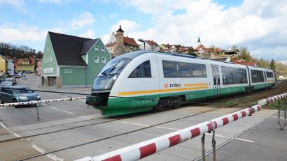 Bild: Petra Hartl
Der Dauerbrenner in der Nabburger Kommunalpolitik bleibt auch über 2018 hinaus aktuell: Das Thema Bahnübergang ist nach wie vor ungelöst.