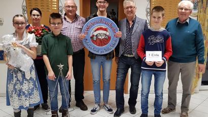 Bild: du
Niklas Schieder (Mitte) gewinnt beim Schützenverein „Hubertus“ Schirmitz die von Vorjahressieger Manfred Schottenhaml (Dritter von rechts) gestiftete Weihnachtsscheibe. Mit im Bild die besten Schützen auf die Glücksscheibe und weitere Preisträger.