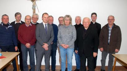 Bild: fjo
Daniel Bronold (Fünfter von links) aus Tännesberg ist neuer Geschäftsführer. Pfarrer Gerhard Schmidt (Dritter von links) und Kassier Franz Kaas (Mitte) informieren über die Arbeit der Caritas.