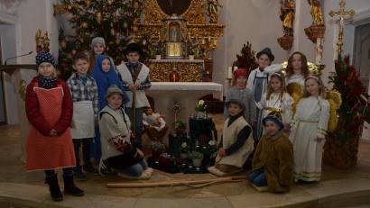 Bild: dob
Im Schein der Christbaumbeleuchtung am Altar verfolgen die Gläubigen die Geburt des Jesuskindleins in der Waldauer Benefiziumskirche St. Johannes Nepomuk.
