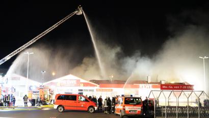 Bild: Sebastian Bötzl
Ein Feuer hat den Rewe-Supermarkt in Wiesau komplett zerstört