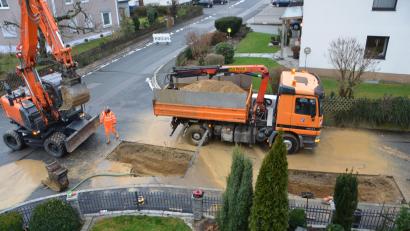 Bild: dob
Ausgerechnet ein großer Wasserrohrbruch beschäftigt die Bauhofmitarbeiter am ersten freien Tag vor dem Weihnachtsfest. Eine schöne Bescherung. Die Anwohner am Finkenweg waren einen Vormittag lang ohne Wasserversorgung.