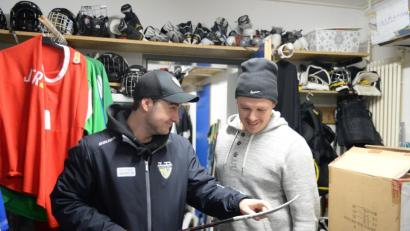 Bild: brü
Sascha Wendl (links) bei den Vorbereitungen für ein Nachwuchstraining. In dieser Szene fachsimpelt der 19-Jährige mit Bernhard Keil über das wichtigste Arbeitsinstrument der Eishockeyspieler – den Schläger.