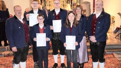 Bild: bö
Von links: Vorstand Markus Mitschke, Raphael Junkes (Bronze -Trompete), Lukas Geitner (Bronze -Posaune), Christoph Reindl (Gold – Tenorhorn), Franziska Höllriegl (Bronze – Klarinette), Anja Paulus, Michael Schaefer.
