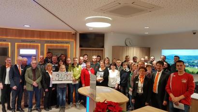 Bild: gi
Direktor Robert Stahl (vorne links) und Geschäftsleiterin Karin Lindner (vorne Dritte von rechts) übergeben im Beisein von Bürgermeister Hermann Ach und Pfarrer Josef Most Spenden an 28 Vereine und Institutionen.