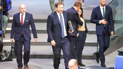 Bild: Michael Kappeler/dpa
Heute trug Klingbeil Schiene.