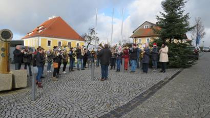Bild: adj
Mit weihnachtlichen Liedern verkündet die Jugendblaskapelle Parkstein die Geburt Jesu.