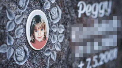 Bild: 11.12.2018 14:22:26
Ein Gedenkstein mit dem Porträt des Mädchens Peggy auf dem Friedhof in Nordhalben.