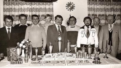 Bild: hai
Die „Grenzlandflieger" stehen seit fünf Jahrzehnten für gediegene Zucht und ausgezeichnete Wettflugleistungen. Das Bild zeigt die Sieger der Vereinsmeisterschaft 1975: Reinhard Schmidt, Heinz Kunnert, Erwin Scherm, Ernst Barth, Franz Steiner, Gerhard Busch, Hubert Fick, Anton Barth und Otto Fischer (von links).s).
